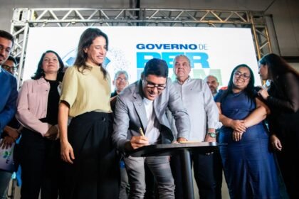 Diego Cabral comemora chegada de máquinas industriais para implantação de laboratório têxtil em Camaragibe Diego Cabral comemora chegada de máquinas industriais para implantação de laboratório têxtil em Camaragibe