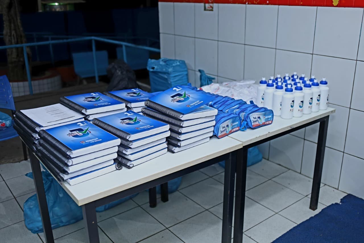 Pré-Jovem realiza entrega de kits para estudantes e fortalece preparação gratuita para Enem e vestibulares em Paudalho Pré-Jovem realiza entrega de kits para estudantes e fortalece preparação gratuita para Enem e vestibulares em Paudalho