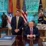 Flávio Bolsonaro se reúne com Donald Trump na Casa Branca