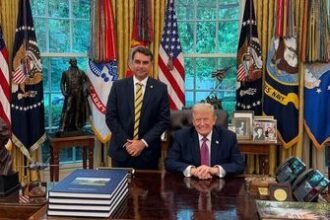 Flávio Bolsonaro se reúne com Donald Trump na Casa Branca