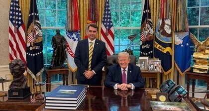 Flávio Bolsonaro se reúne com Donald Trump na Casa Branca