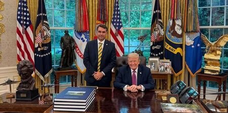 Flávio Bolsonaro se reúne com Donald Trump na Casa Branca Flávio Bolsonaro se reúne com Donald Trump na Casa Branca