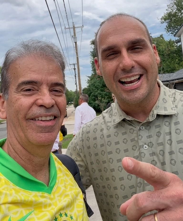 Eduardo Bolsonaro grava vídeo e pede aos seguidores que acompanhem o Deputado Coronel Feitosa nas redes sociais Eduardo Bolsonaro grava vídeo e pede aos seguidores que acompanhem o Deputado Coronel Feitosa nas redes sociais