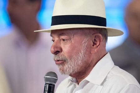 Lula passa por quarta sessão de radioterapia após retirada de câncer de pele Lula passa por quarta sessão de radioterapia após retirada de câncer de pele