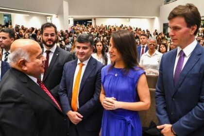 Em meio à disputa ao Senado, Miguel Coelho e Eduardo da Fonte acompanham Raquel Lyra em evento evangélico