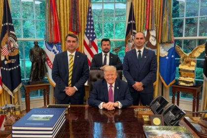 Flávio Bolsonaro tem encontro com Donald Trump na Casa Branca Flávio Bolsonaro tem encontro com Donald Trump na Casa Branca