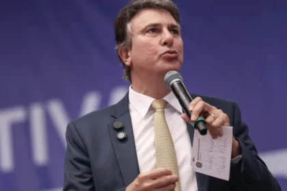 Camilo Santana diverge de Lula e apoia inserção do PCC e do CV como organizações terroristas