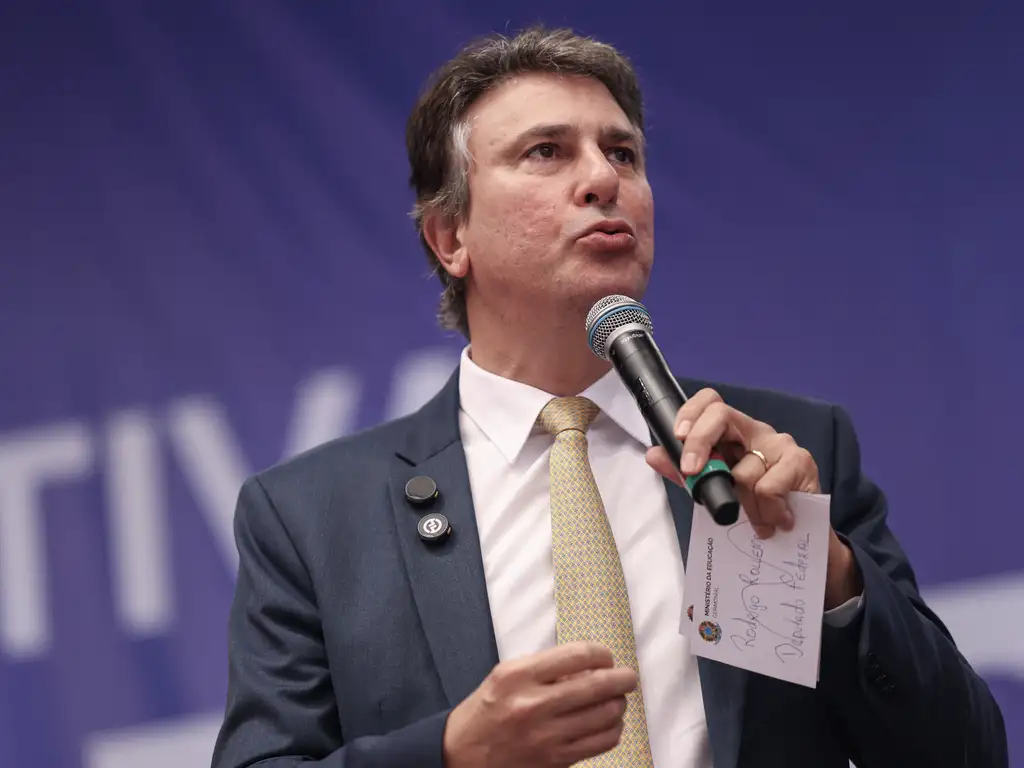 Camilo Santana diverge de Lula e apoia inserção do PCC e do CV como organizações terroristas Camilo Santana diverge de Lula e apoia inserção do PCC e do CV como organizações terroristas