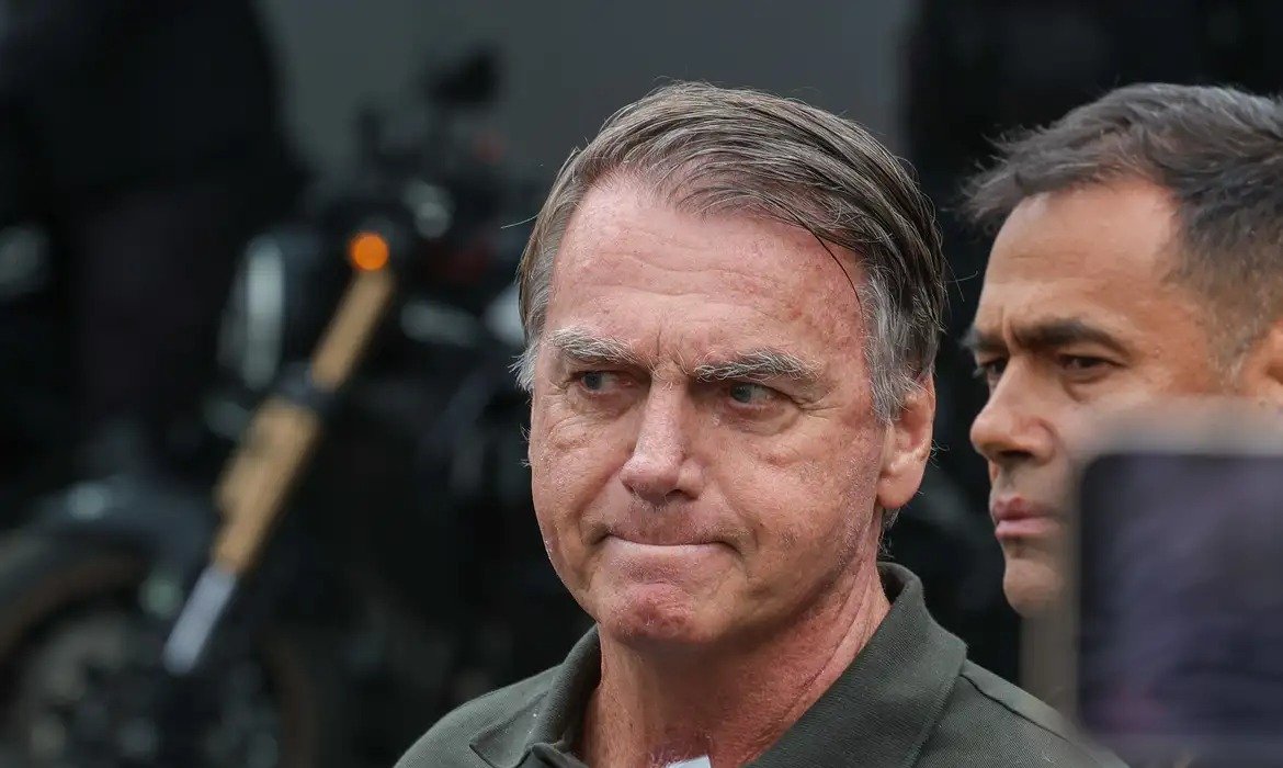 Moraes vê possível ‘falta grave’ de Bolsonaro ao manter arma em casa e pede parecer da PGR