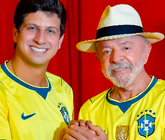 João Campos viaja a Brasília para assistir ao jogo do Brasil com Lula