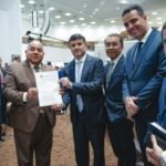 Eduardo da Fonte faz gesto aos evangélicos ao entregar Carta de Compromisso aos Cristãos em evento da Assembleia Eduardo da Fonte faz gesto aos evangélicos ao entregar Carta de Compromisso aos Cristãos em evento da Assembleia