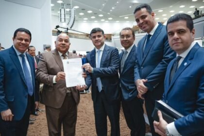 Eduardo da Fonte faz gesto aos evangélicos ao entregar Carta de Compromisso aos Cristãos em evento da Assembleia Eduardo da Fonte faz gesto aos evangélicos ao entregar Carta de Compromisso aos Cristãos em evento da Assembleia
