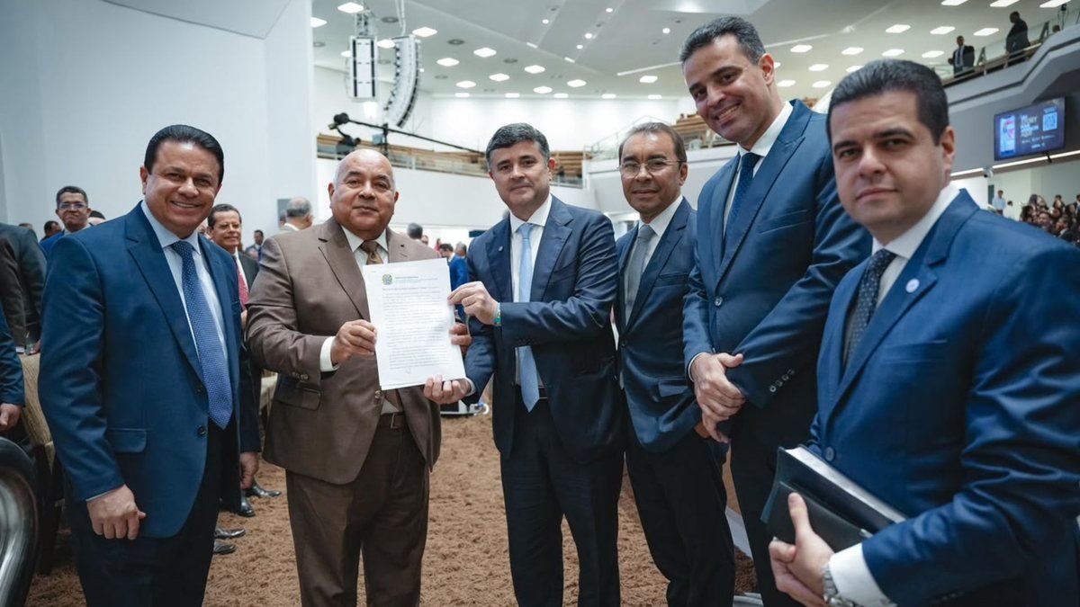 Eduardo da Fonte faz gesto aos evangélicos ao entregar Carta de Compromisso aos Cristãos em evento da Assembleia