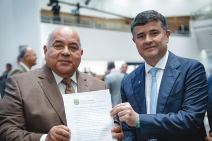 Eduardo da Fonte reforça agenda com segmento evangélico e entrega carta de compromisso a pastor Ailton Eduardo da Fonte reforça agenda com segmento evangélico e entrega carta de compromisso a pastor Ailton