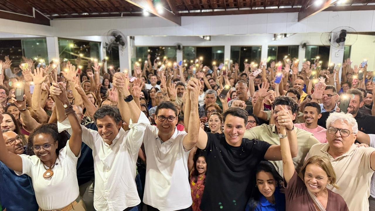 Prefeito de Camaragibe, Diego Cabral, declara apoio a Daniel Coelho para deputado federal Prefeito de Camaragibe, Diego Cabral, declara apoio a Daniel Coelho para deputado federal
