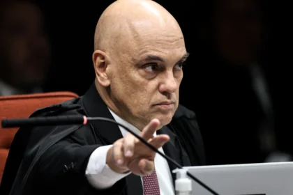 Moraes dá 48 horas para Bolsonaro explicar vídeo com IA e cita risco de volta à prisão