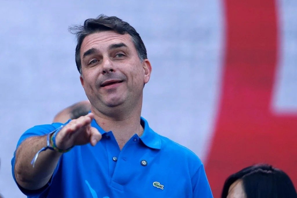 Flávio Bolsonaro reafirma desculpas a Michelle e faz apelo por união da direita em novo vídeo