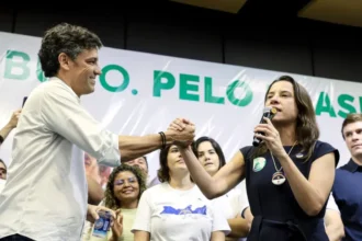 Raquel Lyra evita imprensa para não falar sobre indefinição entre Eduardo da Fonte e Miguel Coelho Raquel Lyra evita imprensa para não falar sobre indefinição entre Eduardo da Fonte e Miguel Coelho