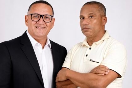 Carlos Peruca e Mário Silva estreiam nesta segunda-feira no Jornal do Meio-Dia da Sucesso FM 104,9 com o tradicional programa “Ponto a Ponto” Carlos Peruca e Mário Silva estreiam nesta segunda-feira no Jornal do Meio-Dia da Sucesso FM 104,9 com o tradicional programa “Ponto a Ponto”