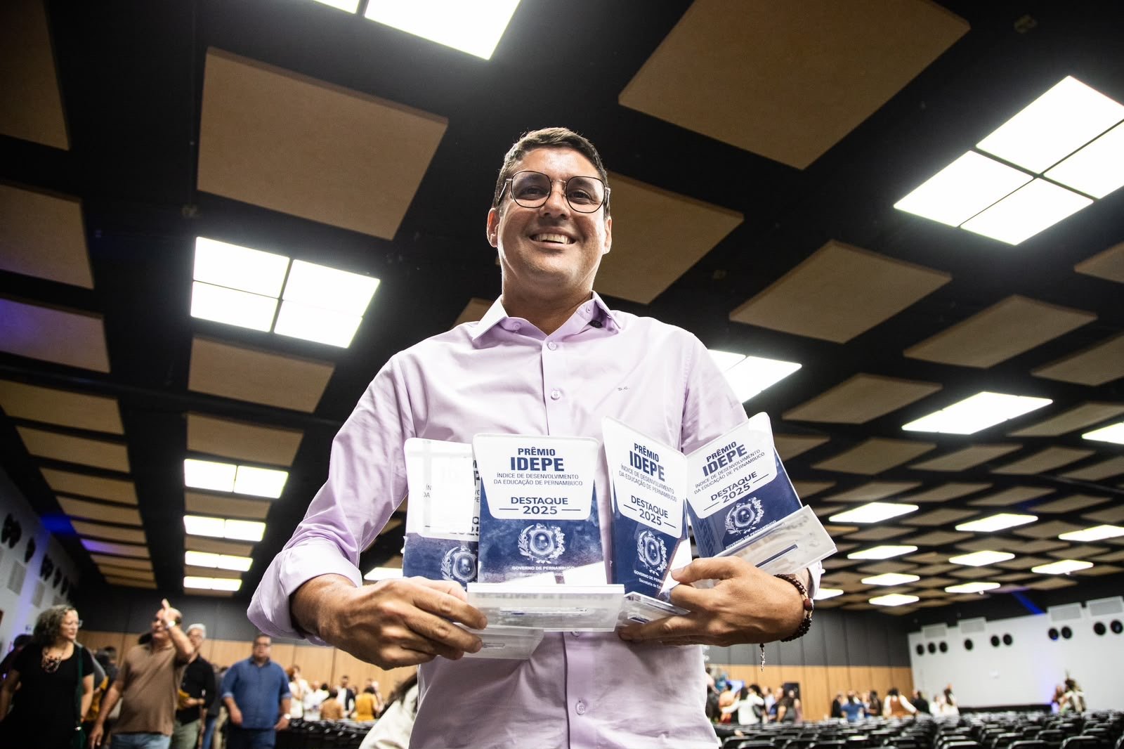 Diego Cabral comemora as quatro premiações de Camaragibe no IDEPE da Educação Diego Cabral comemora as quatro premiações de Camaragibe no IDEPE da Educação