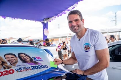 Em Carpina, Gustavo e Marcelo Gouveia, ao lado da prefeita Eduarda Gouveia, realizam adesivaço