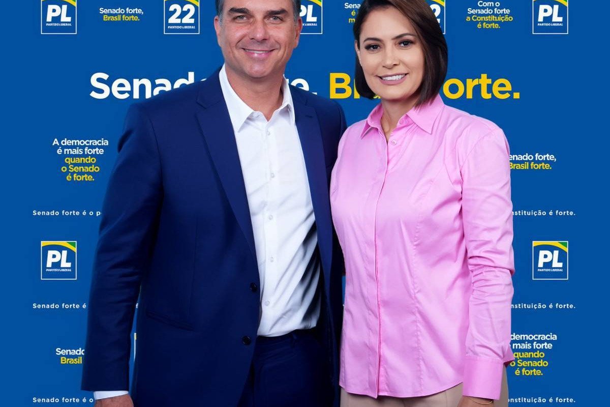 Michelle se reúne com Flávio Bolsonaro pela 1ª vez após desavenças: ‘Qual família é perfeita?’ Michelle se reúne com Flávio Bolsonaro pela 1ª vez após desavenças: ‘Qual família é perfeita?’