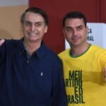 Flávio Bolsonaro diz que usará imagem do pai na campanha dentro dos limites da lei