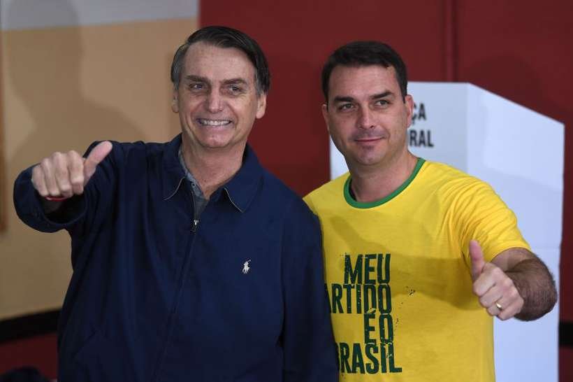 Flávio Bolsonaro diz que usará imagem do pai na campanha dentro dos limites da lei Flávio Bolsonaro diz que usará imagem do pai na campanha dentro dos limites da lei