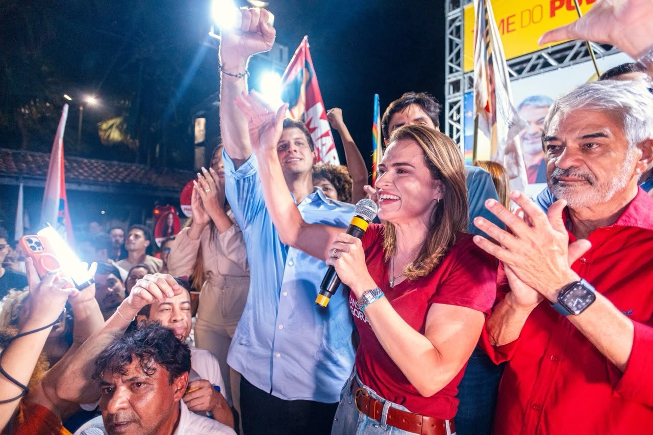 Ao lado de João Campos, Marília Arraes reúne apoiadores em agenda pelas ruas da Mustardinha, no Recife Ao lado de João Campos, Marília Arraes reúne apoiadores em agenda pelas ruas da Mustardinha, no Recife