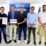Léo Família toma posse como vereador na Câmara de Camaragibe após mudança no Legislativo Léo Família toma posse como vereador na Câmara de Camaragibe após mudança no Legislativo