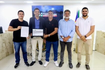 Léo Família toma posse como vereador na Câmara de Camaragibe após mudança no Legislativo Léo Família toma posse como vereador na Câmara de Camaragibe após mudança no Legislativo