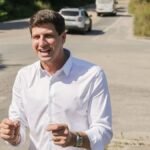 Vídeo mostra homens colando cartazes contra João Campos; Frente Popular pede investigação à Justiça