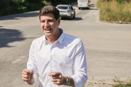 Vídeo mostra homens colando cartazes contra João Campos; Frente Popular pede investigação à Justiça