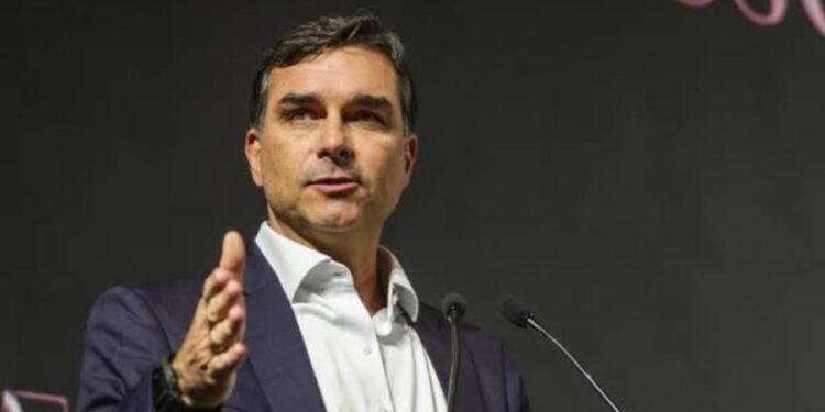 Flávio Bolsonaro confirma vinda a Pernambuco no dia 16; Lula ainda não decidiu