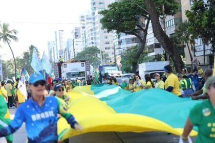 Apoiadores de Jair Bolsonaro e Flávio Bolsonaro realizam manifestação em Boa Viagem, nesta segunda