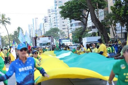 Apoiadores de Jair Bolsonaro e Flávio Bolsonaro realizam manifestação em Boa Viagem, nesta segunda