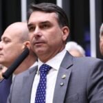 Flávio Bolsonaro é alvo de investigação da PF sobre financiamento do filme ‘Dark Horse’ Flávio Bolsonaro é alvo de investigação da PF sobre financiamento do filme ‘Dark Horse’