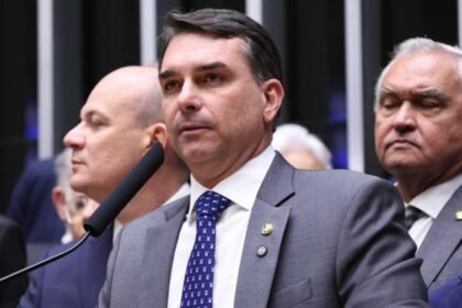 Flávio Bolsonaro é alvo de investigação da PF sobre financiamento do filme ‘Dark Horse’ Flávio Bolsonaro é alvo de investigação da PF sobre financiamento do filme ‘Dark Horse’
