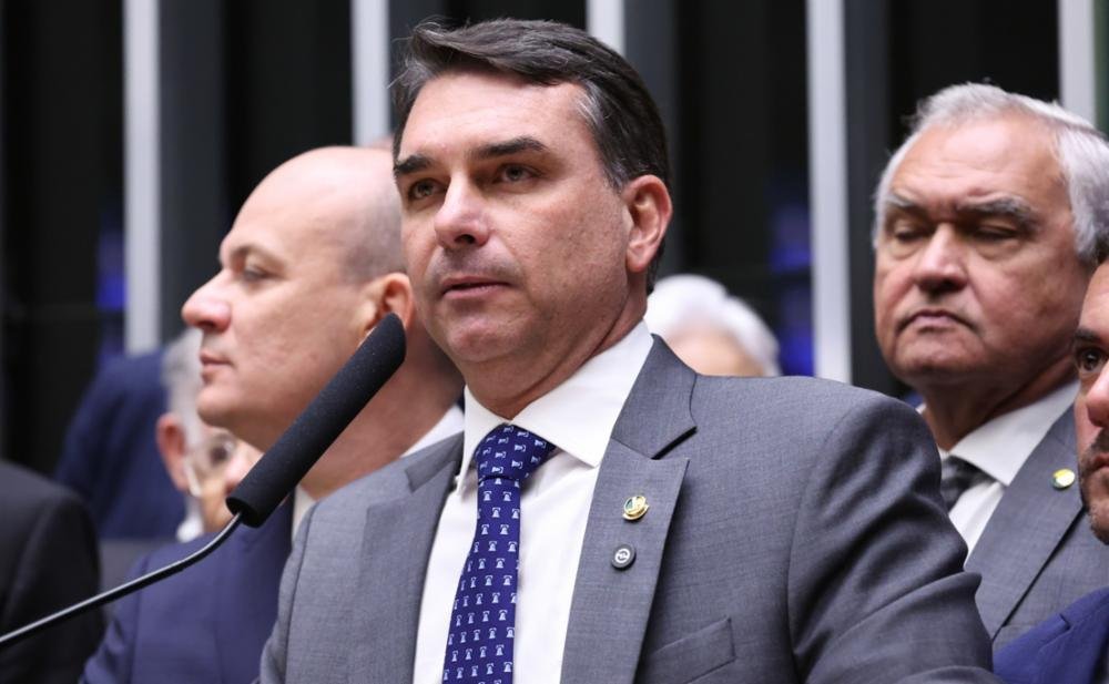 Flávio Bolsonaro é alvo de investigação da PF sobre financiamento do filme ‘Dark Horse’