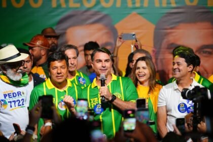No Recife, Flávio Bolsonaro diz que não indicará nome para o governo estadual