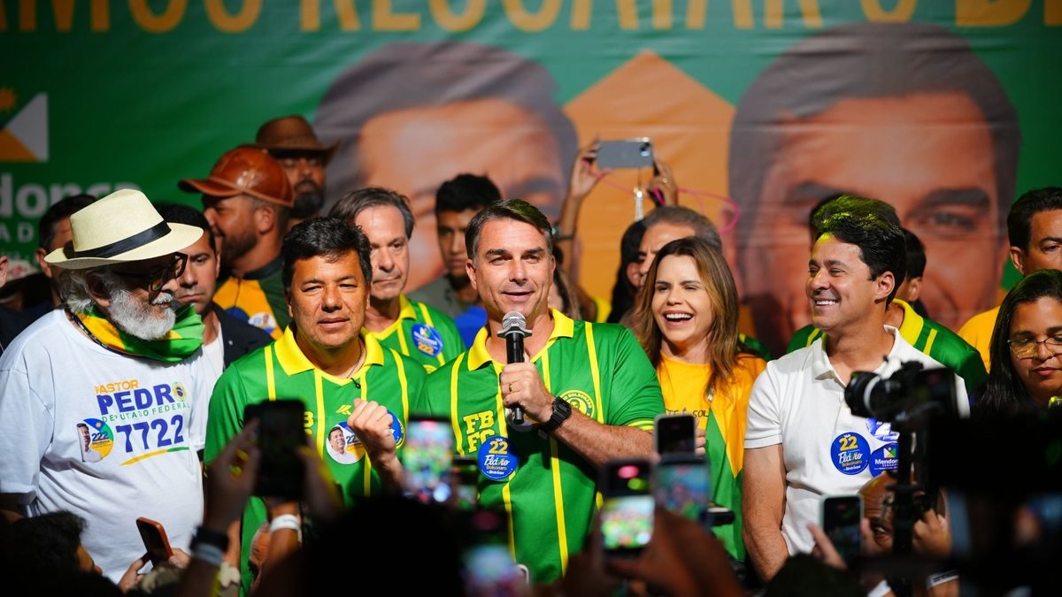 No Recife, Flávio Bolsonaro diz que não indicará nome para o governo estadual No Recife, Flávio Bolsonaro diz que não indicará nome para o governo estadual