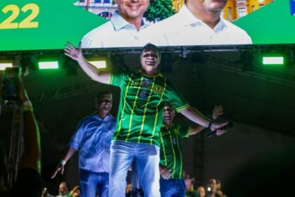 Flávio Bolsonaro diz que Lula aumentou Bolsa Família em “ato de desespero” e tenta comprar votos